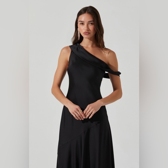 ASTR The Label Orissa Satin Off Shoulder Dress - Picture 3 of 9